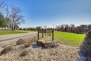 Property grounds - Charming Covered Wagon on Live Petting Zoo for Memorable Family Glamping Stays in Brownsville, Kentucky (Brownsville)