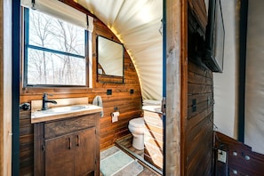 Hair dryer, soap, shampoo, toilet paper - Charming Covered Wagon on Live Petting Zoo for Memorable Family Glamping Stays in Brownsville, Kentucky (Brownsville)