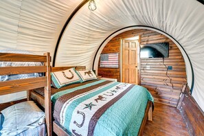 1 bedroom, bed sheets - Charming Covered Wagon on Live Petting Zoo for Memorable Family Glamping Stays in Brownsville, Kentucky (Brownsville)