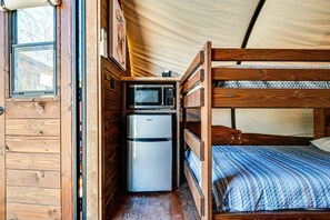 1 bedroom, bed sheets - Charming Covered Wagon on Live Petting Zoo for Memorable Family Glamping Stays in Brownsville, Kentucky (Brownsville)