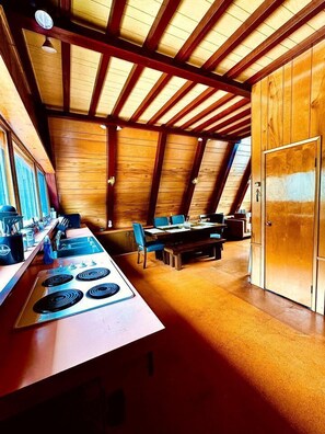 Fridge, oven, stovetop, coffee/tea maker - Spacious Well Furnished A-Frame with Sauna in Union Dale, Pennsylvania (Union Dale)