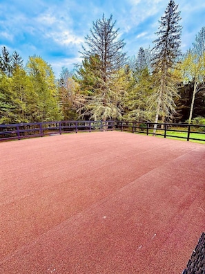 A red sports court with a surrounding fence and trees. - Spacious Well Furnished A-Frame with Sauna in Union Dale, Pennsylvania (Union Dale)