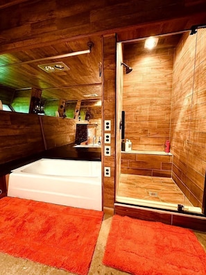 Jetted bath, hair dryer, towels, soap - Spacious Well Furnished A-Frame with Sauna in Union Dale, Pennsylvania (Union Dale)