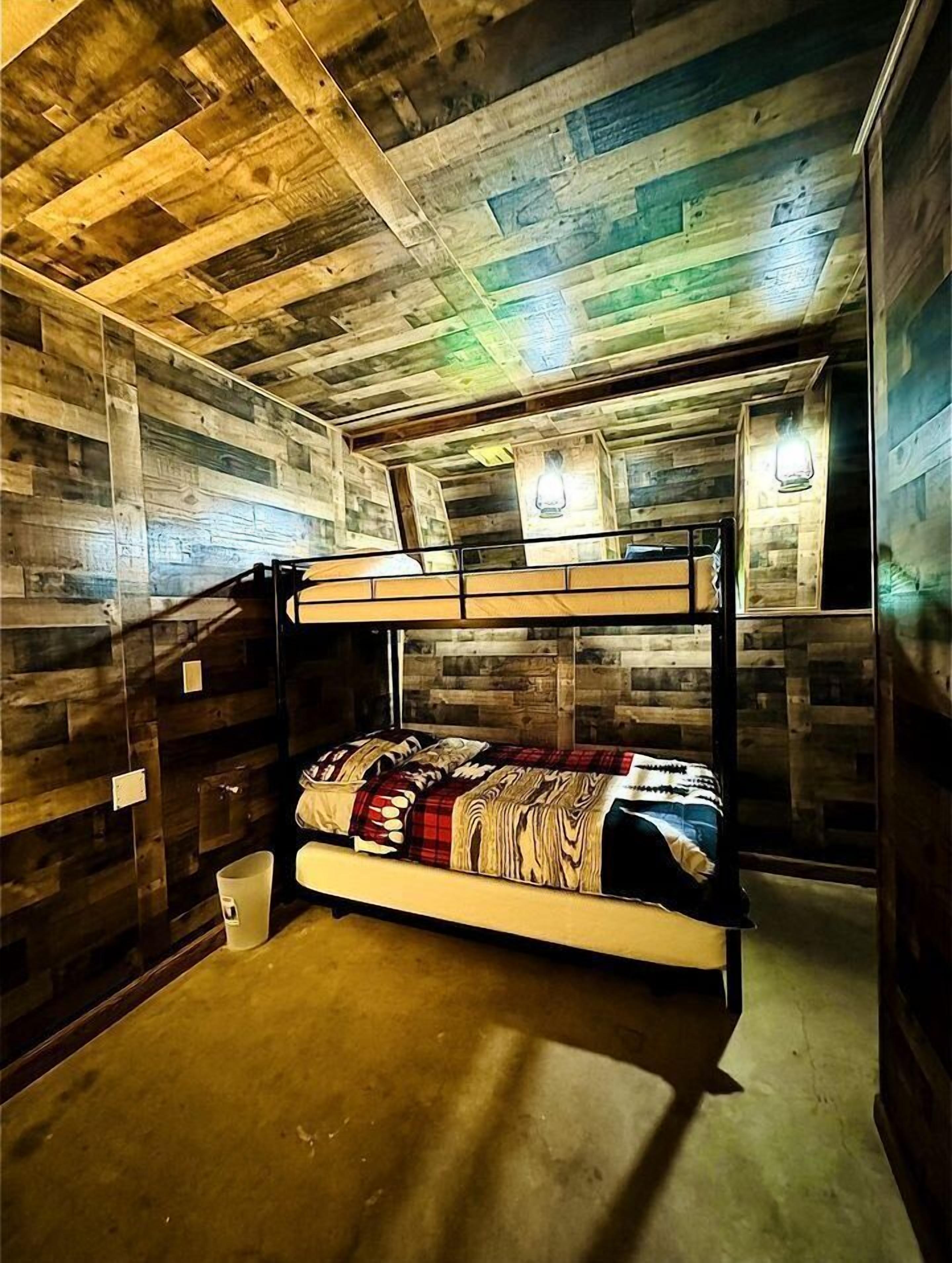 5 bedrooms, WiFi, bed sheets