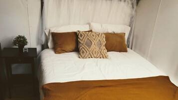 1 bedroom, travel crib, bed sheets