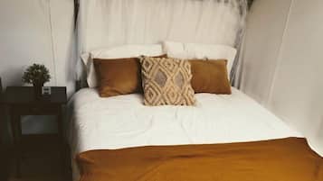 1 bedroom, travel cot, bed sheets