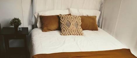 1 Schlafzimmer, Reisekinderbett, Bettwäsche