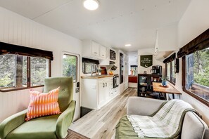 TV - Unique Tiny House with Hot-tub, Fire Pit and Hiking Trail in Leander, Texas (Leander)