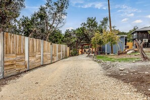 Property grounds - Unique Tiny House with Hot-tub, Fire Pit and Hiking Trail in Leander, Texas (Leander)