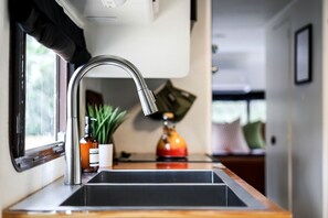 Coffee/tea maker, fridge, oven, stovetop