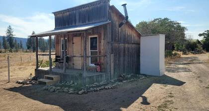 Cozy Rustic Cabin for a Romantic Stargazing Getaway by the Spokane River near Tumtum, Washington