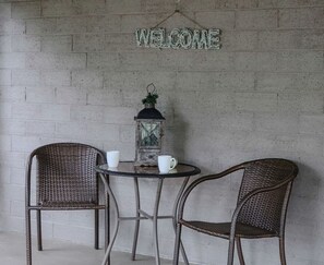 Outdoor dining - Spacious King Suite in Charming Inn for Romantic Getaway near Logan, Ohio (Logan)