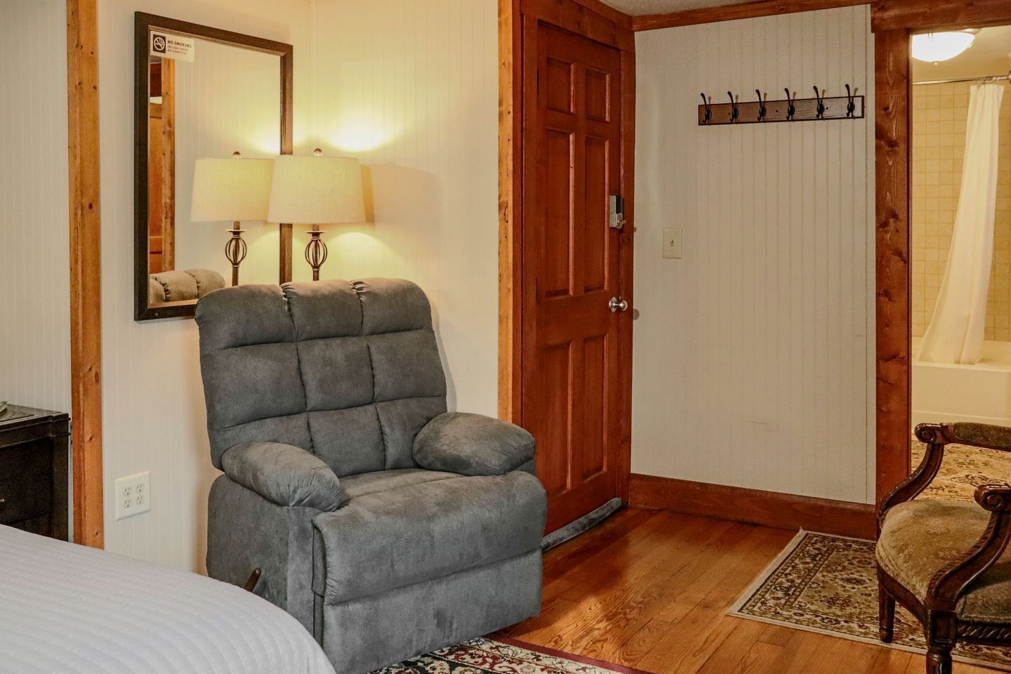 1 bedroom, desk, WiFi, bed sheets