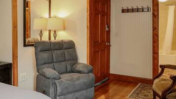 1 bedroom, desk, WiFi, bed sheets