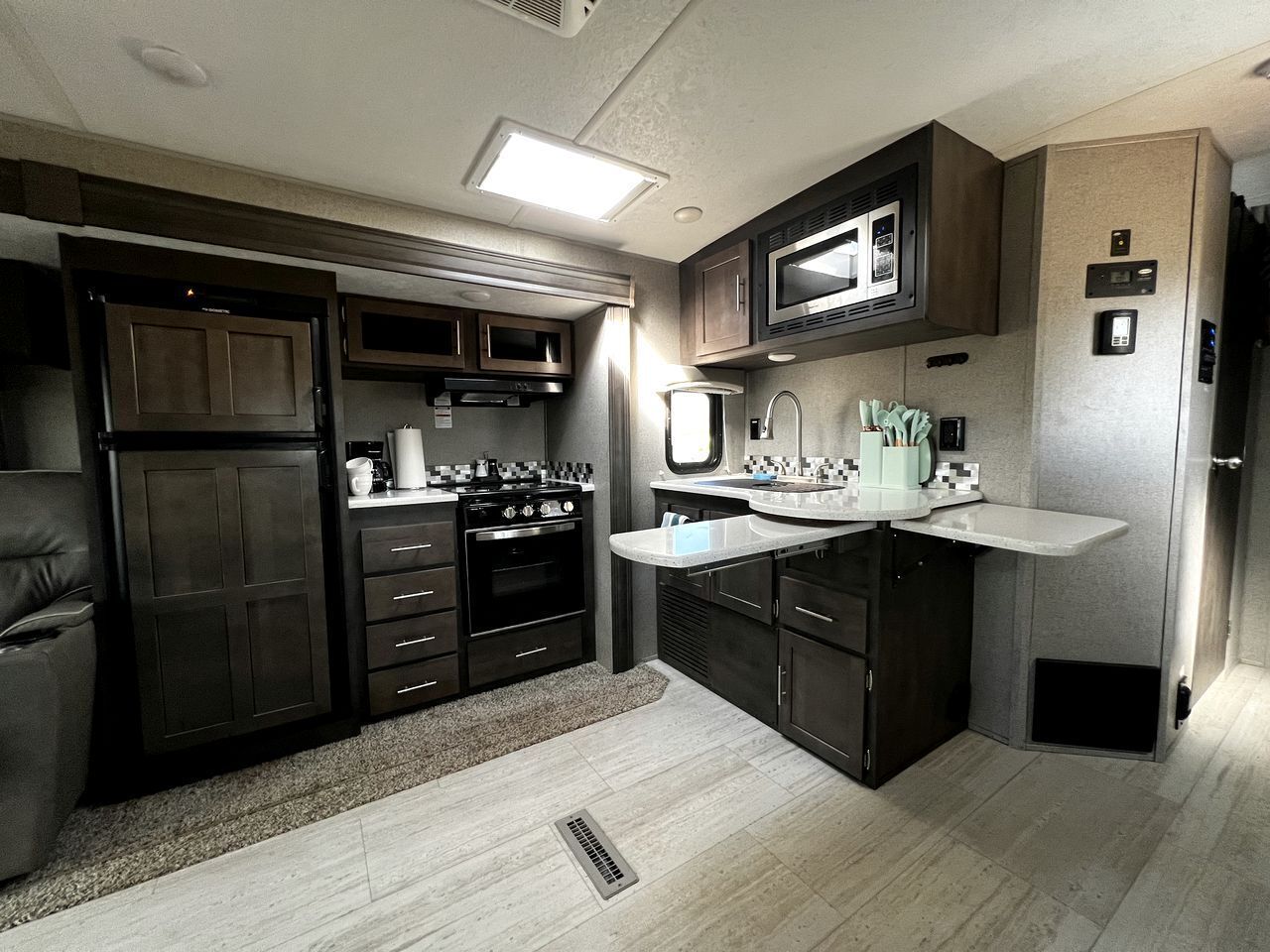 Refrigerador, horno, parrilla de estufa y cafetera y tetera 