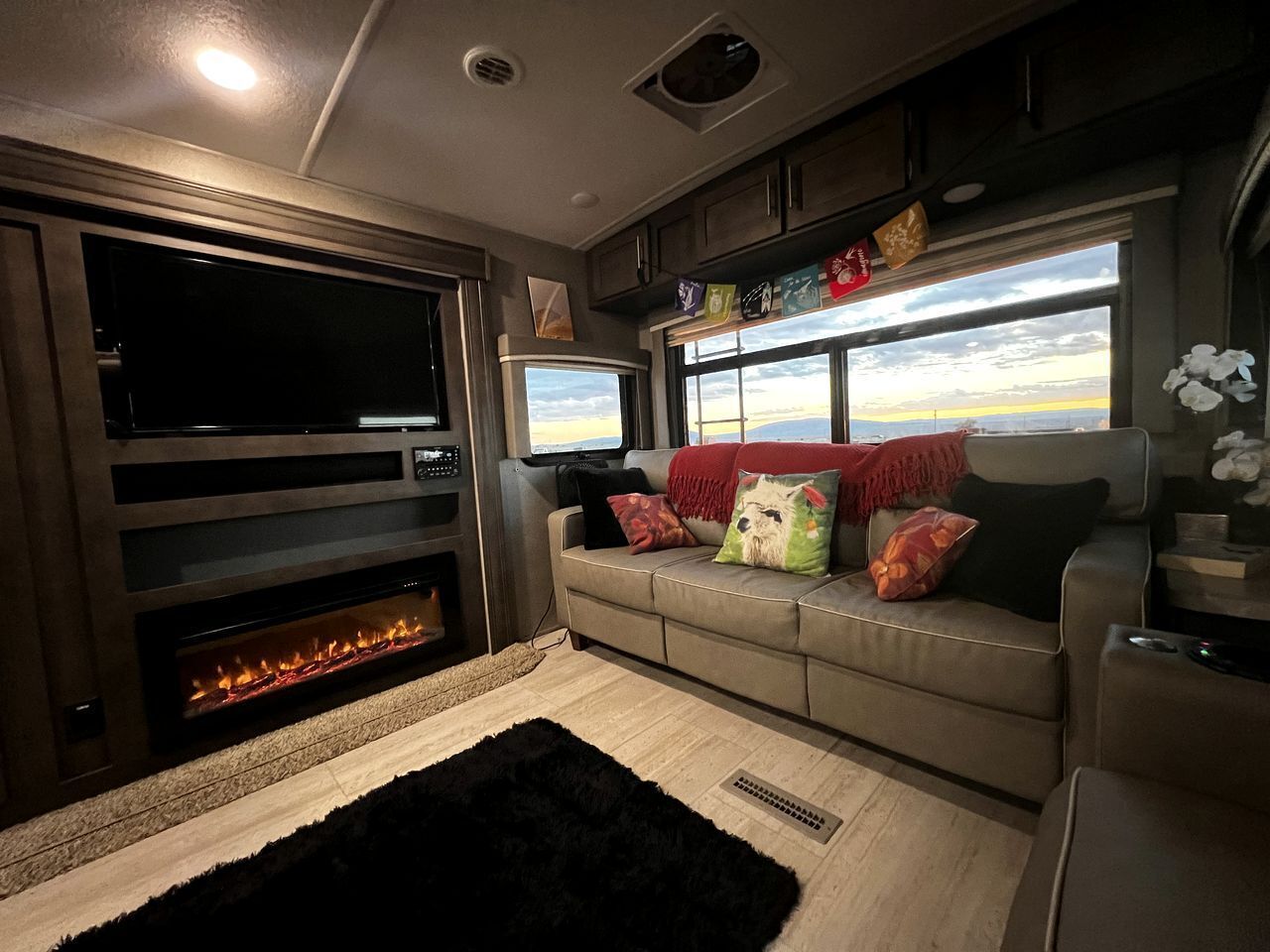 Una chimenea, un reproductor de DVD, un reproductor estéreo