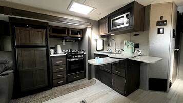 Coffee/tea maker, fridge, oven, stovetop
