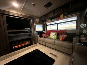 Una chimenea, un reproductor de DVD, un reproductor estéreo