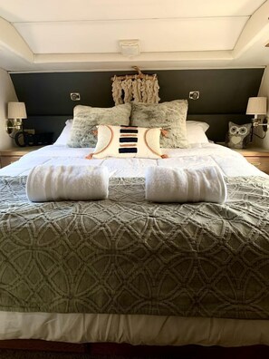 Room - Ultimate Mojave Desert Caravan for a Unique Glamping Getaway near Joshua Tree (Landers)