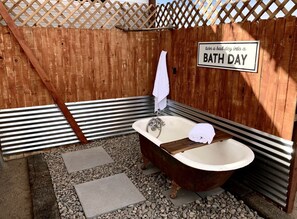 Property grounds - Ultimate Mojave Desert Caravan for a Unique Glamping Getaway near Joshua Tree (Landers)