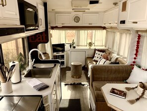 Private kitchen - Ultimate Mojave Desert Caravan for a Unique Glamping Getaway near Joshua Tree (Landers)