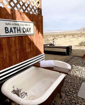 Property grounds - Ultimate Mojave Desert Caravan for a Unique Glamping Getaway near Joshua Tree (Landers)
