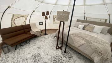 1 bedroom, bed sheets