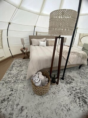 1 bedroom, bed sheets