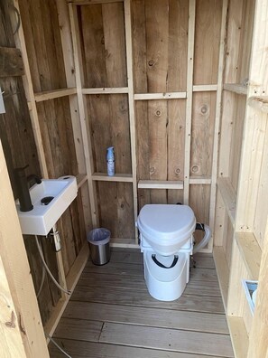 مناشف، صابون، شامبو، ورق حمّام