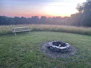 Outdoor dining - Blissful Bell Tent Oasis near Pymatuning Lake in Pennsylvania (Conneaut Lake)