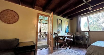 Charming Cabin Ideal for Hikers and Nature Lovers in Topanga, California