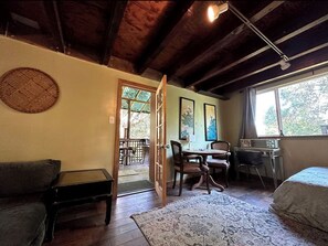 Living area - Charming Cabin Ideal for Hikers and Nature Lovers in Topanga, California (Topanga)