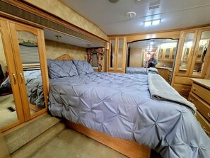 1 bedroom, desk, WiFi, bed sheets - Stunning Caravan with Fire Pit in Del Rio, Tennessee (Del Río)
