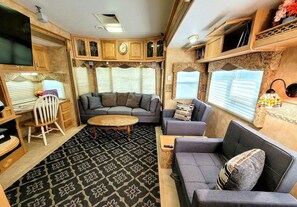 TV, fireplace - Stunning Caravan with Fire Pit in Del Rio, Tennessee (Del Río)