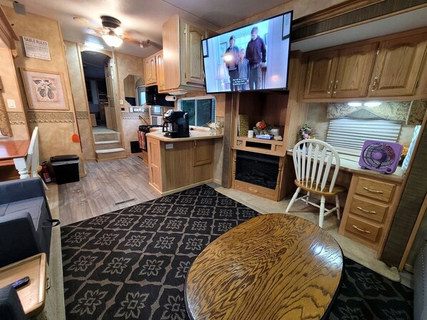 TV, fireplace