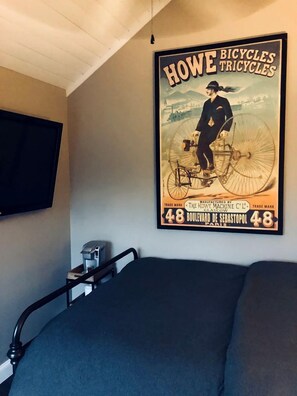 1 bedroom, bed sheets