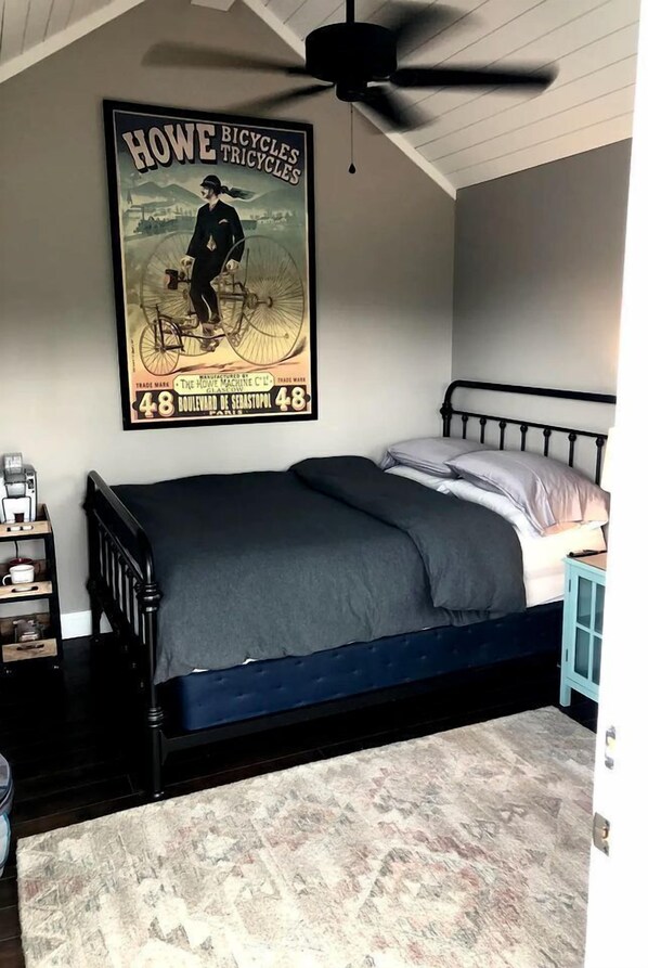 1 bedroom, bed sheets