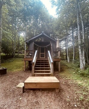 Exterior - Off Grid Tiny Cabin Ideal for Couples in Burnsville, North Carolina (Burnsville)