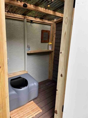Towels, soap, shampoo, toilet paper - Off Grid Tiny Cabin Ideal for Couples in Burnsville, North Carolina (Burnsville)