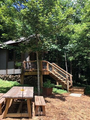Outdoor dining - Off Grid Tiny Cabin Ideal for Couples in Burnsville, North Carolina (Burnsville)
