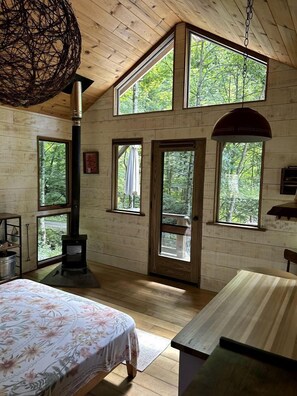 1 bedroom, bed sheets - Off Grid Tiny Cabin Ideal for Couples in Burnsville, North Carolina (Burnsville)