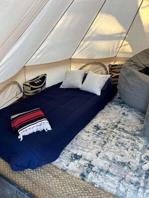 1 bedroom, bed sheets