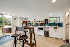 Réfrigérateur, un four, surface de cuisson, cafetière-théière