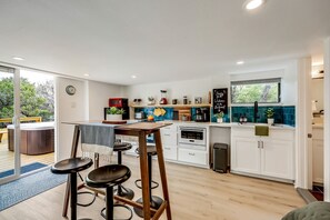 Private kitchen - Outstanding Modern Cabin with Spectacular Outdoor and Indoor Areas in Texas (Leander)
