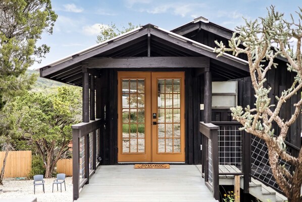 Unclassified image, 1 of 35, button - Outstanding Modern Cabin with Spectacular Outdoor and Indoor Areas in Texas (Leander)