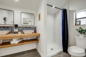 吹风机、毛巾、肥皂、洗发水