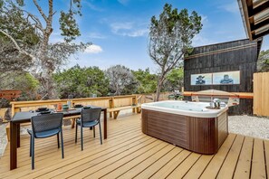 Outdoor dining - Outstanding Modern Cabin with Spectacular Outdoor and Indoor Areas in Texas (Leander)