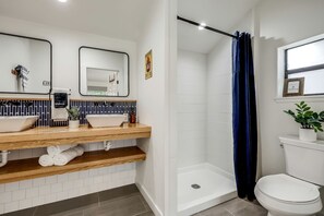Hair dryer, towels, soap, shampoo - Outstanding Modern Cabin with Spectacular Outdoor and Indoor Areas in Texas (Leander)