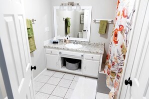 Bañera de hidromasaje, secador de pelo, toallas, papel higiénico