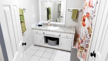 Baignoire Ă  jets, sĂšche-cheveux, serviettes fournies, papier toilette